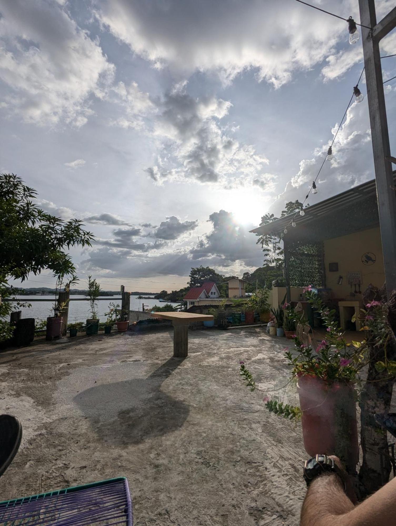 Apartamento Casa Zoila Hospedaje Frente Al Lago Lakefront Lodging Flores Exterior foto