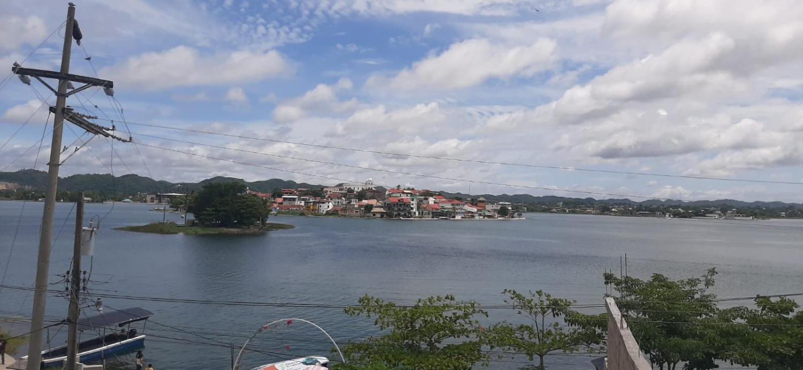 Apartamento Casa Zoila Hospedaje Frente Al Lago Lakefront Lodging Flores Exterior foto